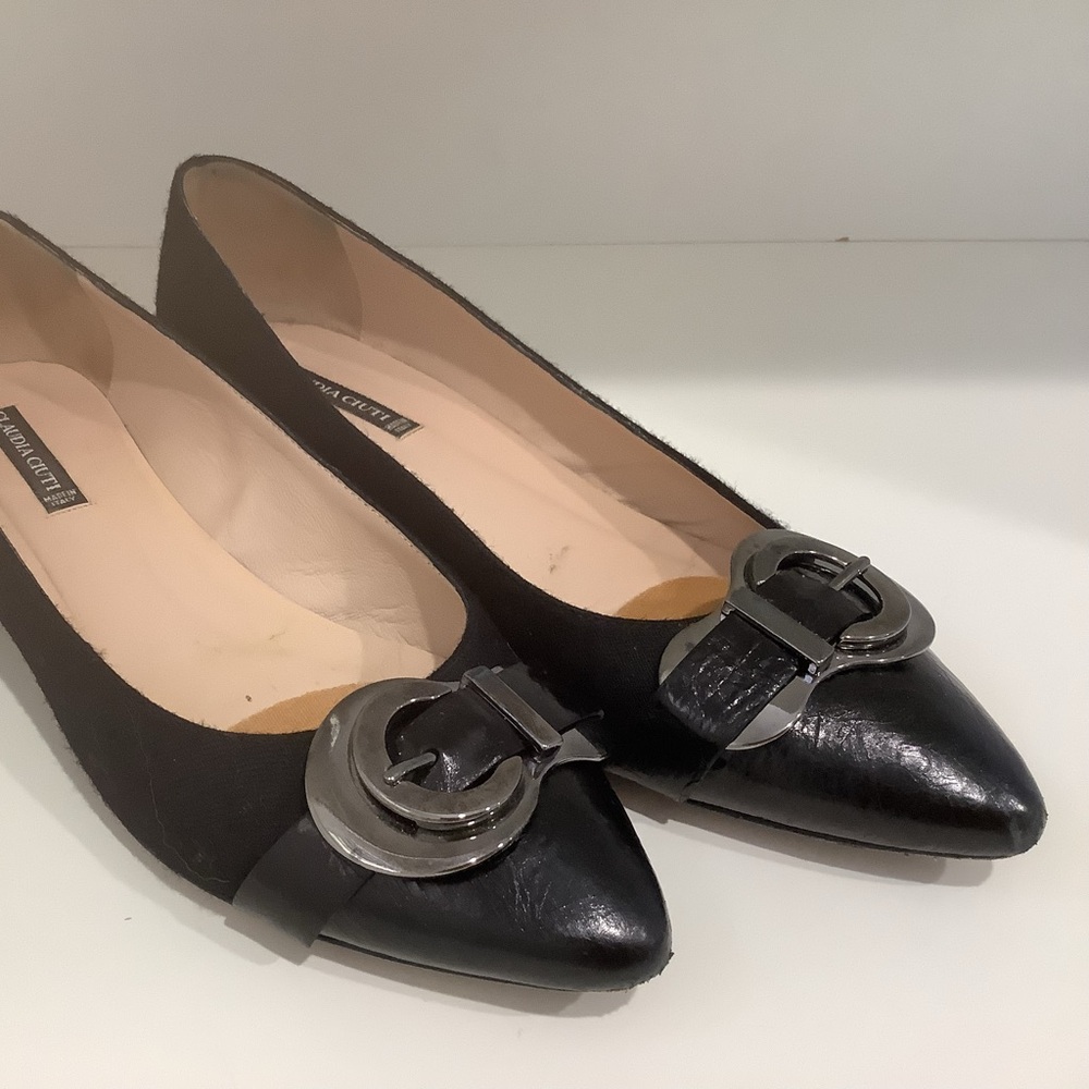 Elegant Black Loafers with Pointed Toe and Buckle